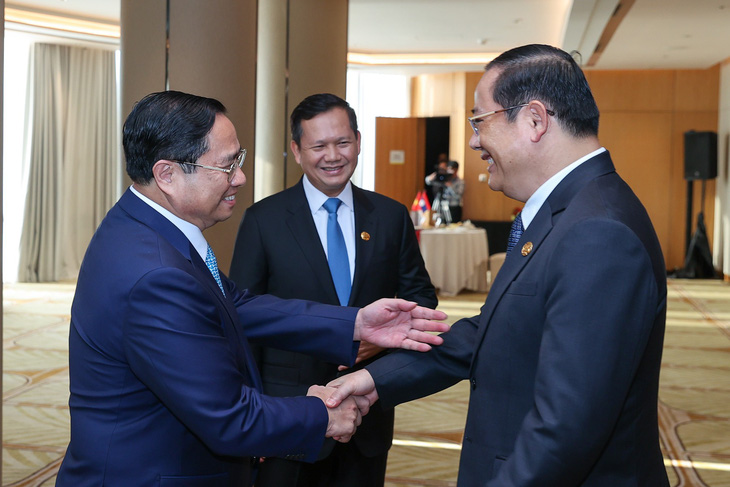Thủ tướng Phạm Minh Chính trao đổi với Thủ tướng Lào Sonexay Siphandone, chúc mừng Lào tổ chức thành công Hội nghị lần thứ 6 Ban Chấp hành Trung ương Đảng Nhân dân Cách mạng Lào khóa XI - Ảnh: NHẬT BẮC