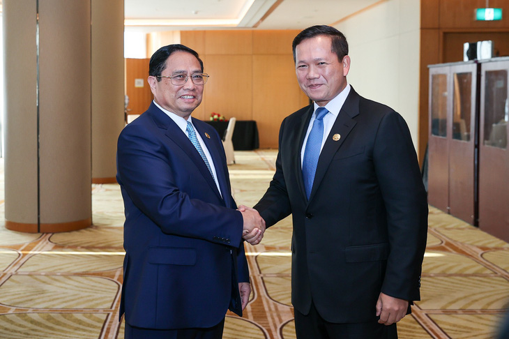 Thủ tướng Phạm Minh Chính bắt tay với Thủ tướng Campuchia Hun Manet, chúc mừng Campuchia thành lập Quốc hội và Chính phủ mới sau cuộc bầu cử Quốc hội khóa VII - Ảnh: NHẬT BẮC