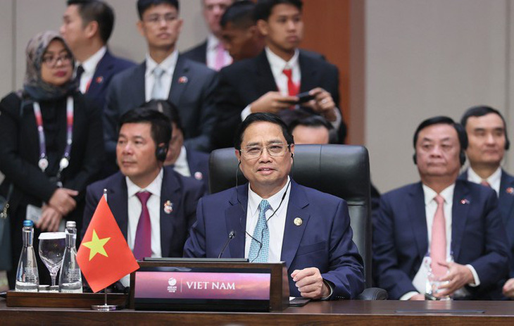 Thủ tướng Phạm Minh Chính dẫn đầu đoàn đại biểu Việt Nam dự phiên toàn thể Hội nghị Cấp cao ASEAN lần thứ 43 - Ảnh: VGP