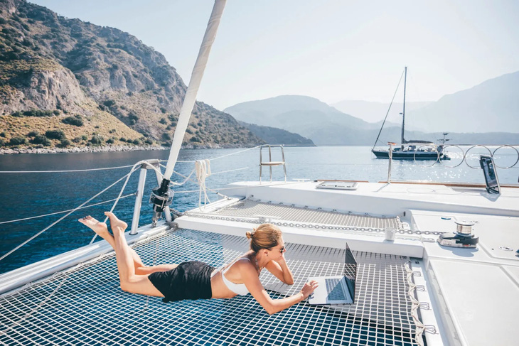 Not just bosses, young people are also turning to working remotely on yachts, instead of the simpler way of working from home earlier - Photo: Fortune
