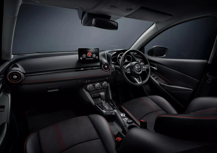 The Mazda2's interior in the first update in 2023 may still not be as modern as the company's other names launched earlier, as the hardware platform is older - Photo: Mazda