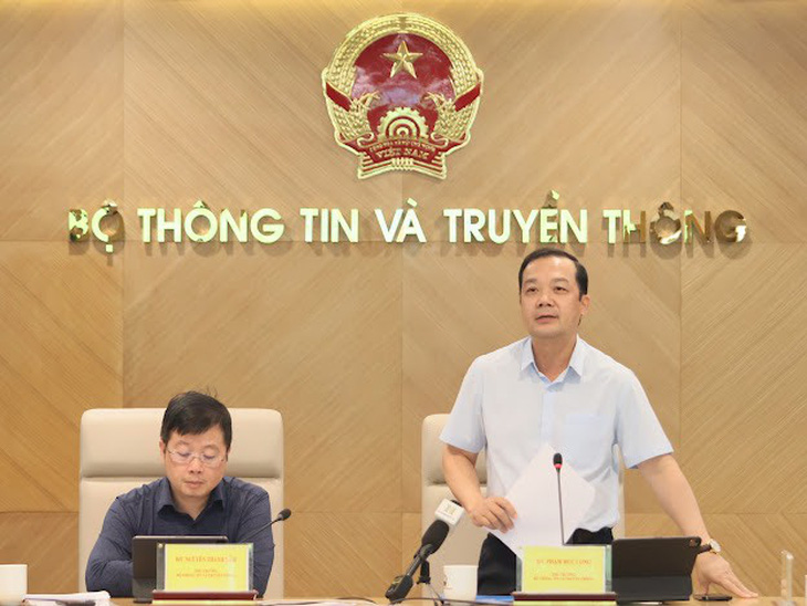 Thứ trưởng Bộ TT&TT Phạm Đức Long chia sẻ thông tin tại cuộc họp báo - Ảnh: DOÃN MẠNH