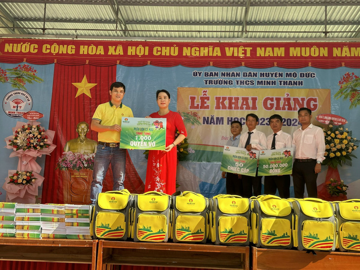 Bên cạnh học bổng, Phân bón Cà Mau còn trao tặng cặp, sách, vở cho các em học sinh trong năm học mới