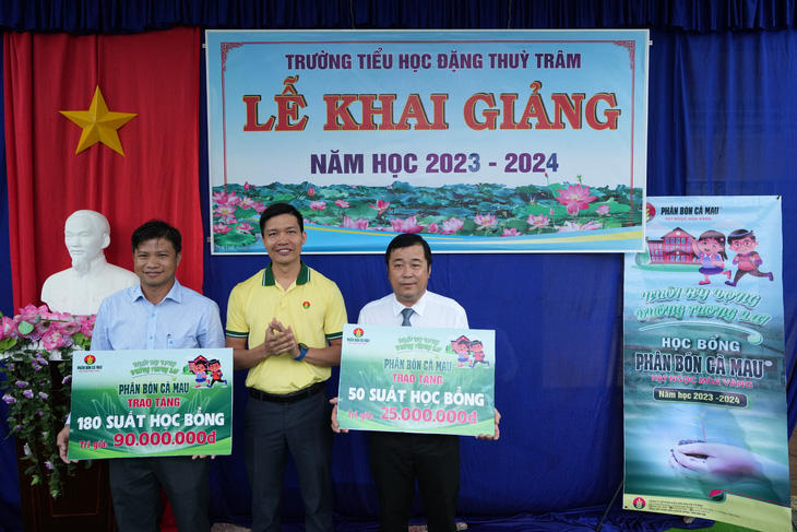 Đại diện PVCFC trao học bổng Hạt ngọc mùa vàng cho Trường Tiểu học Đặng Thuỳ Trâm (Cà Mau)