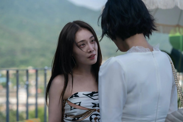 Kim Hieora trong &quot;The Glory&quot;, cô vào vai Lee Sa Ra - một thành viên trong nhóm bạn từng bắt nạt nữ chính Moon Dong Eun (Song Hye Kyo đóng) ở trường trung học - Ảnh: NETFLIX