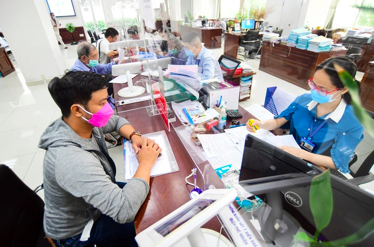 Người dân làm thủ tục hành chính tại UBND quận Phú Nhuận, TP.HCM - Ảnh: QUANG ĐỊNH