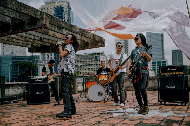 Ban nhạc Bức Tường lần đầu tiên thực hiện MV tại TP.HCM, ở một khu chung cư cũ - Ảnh: Ban nhạc Bức Tường