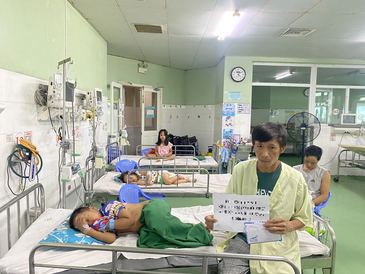 3 cháu nhỏ bị ong đốt được chăm sóc đặc biệt tại Bệnh viện Phụ sản - Nhi Đà Nẵng - Ảnh: T.TRINH