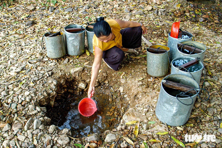 Vào mùa nắng, dân cư khu vực hưởng lợi từ dự án khan hiếm nước sinh hoạt.
