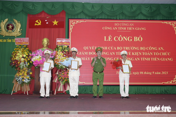 Đại tá Nguyễn Văn Lộc - phó giám đốc Công an tỉnh Tiền Giang - trao quyết định điều động và bố trí lãnh đạo cấp phòng - Ảnh: TRỌNG TÍN