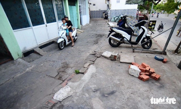 Một mảnh đất nhỏ trên đường Phan Chu Trinh, P.12, Q.Bình Thạnh (TP.HCM) đang bỏ trống - Ảnh: QUANG ĐỊNH