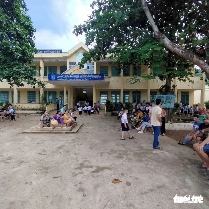 Nhiều phụ huynh vẫn đưa con đến điểm trường thôn Nam Yên để phản đối việc sáp nhập trường - Ảnh: ND