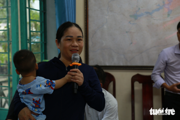Bà Trần Thị Thùy Trang, phụ huynh duy nhất có mặt tại buổi đối thoại, cho biết mình không đưa con lớp 5 đi học ở trường mới khang trang hơn vì nhà không có người đưa đón - Ảnh: ĐOÀN NHẠN