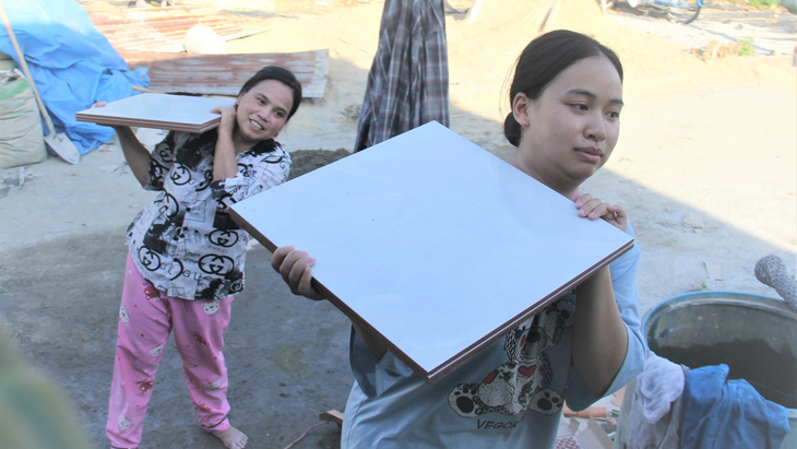 Thanh Thu and her mother are busy hoping that the home renovation will be completed soon so they can work part-time - Photo: Truong Trung