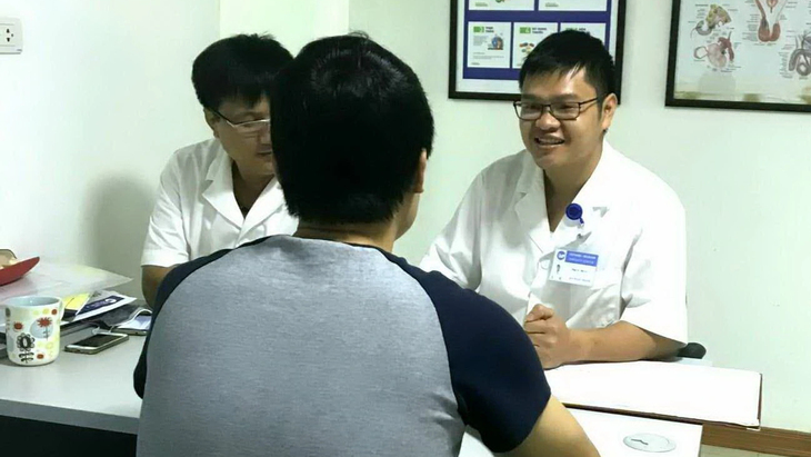 Bác sĩ Bệnh viện Nam học Hiếm muộn Việt - Bỉ thăm khám, tư vấn cho bệnh nhân - Ảnh: BVCC