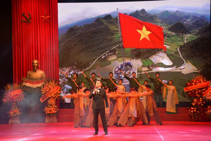 Ca sĩ Đăng Dương biểu diễn trong chương trình nghệ thuật chào mừng - Ảnh: TRẦN HOÀNG