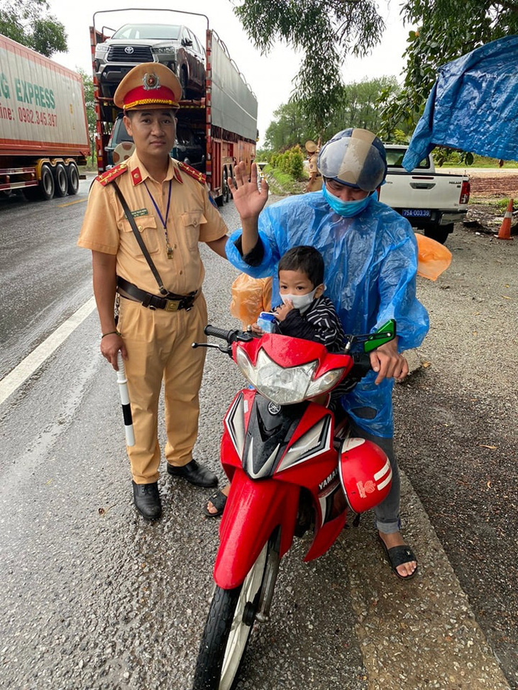 Sau khi được cảnh sát giao thông Thừa Thiên Huế giúp đỡ, hai bố con anh K. đã tiếp tục lên đường về quê - Ảnh: TRẦN DƯƠNG