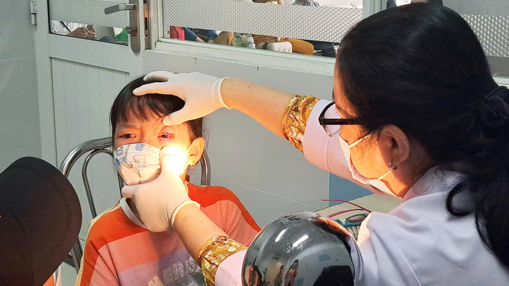Trẻ bị đau mắt đỏ khám tại Bệnh viện Nhi đồng 2 (TP.HCM) - Ảnh: T.N.
