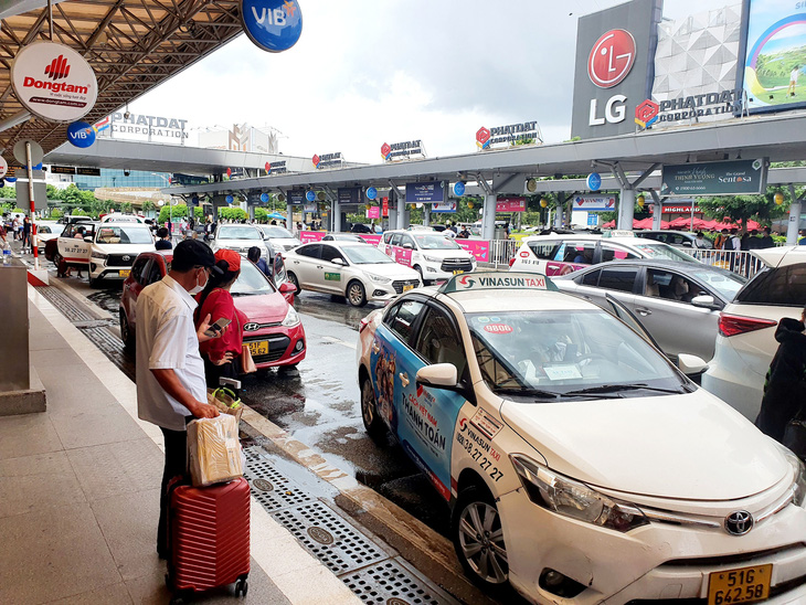 Taxi, xe công nghệ tìm cách thu hút khách sử dụng. Taxi trả khách tại ga quốc nội sân bay Tân Sơn Nhất- Ảnh: CÔNG TRUNG