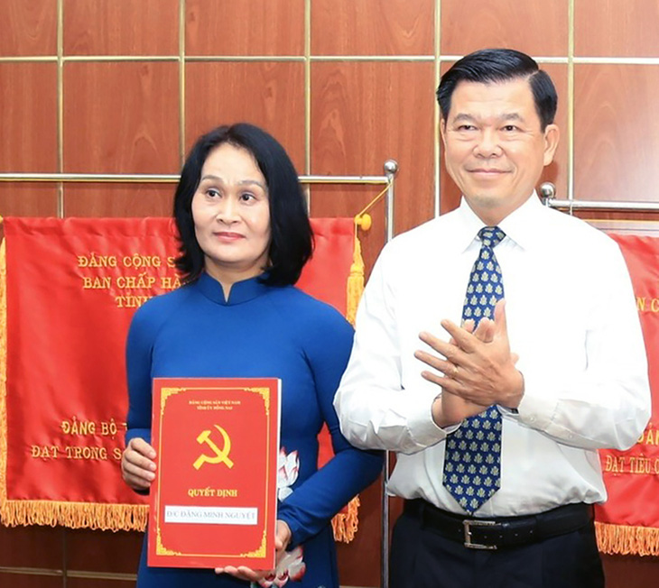Bí thư Tỉnh ủy Đồng Nai Nguyễn Hồng Lĩnh trao quyết định bổ nhiệm bà Đặng Minh Nguyệt làm bí thư TP Long Khánh - Ảnh: T.G.