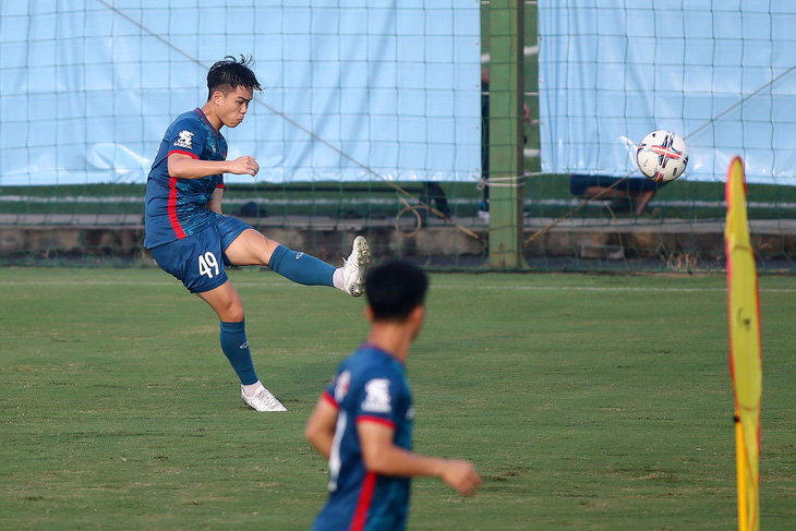 U23 Việt Nam rèn thêm đấu pháp treo bổng chéo sân hướng đến cột xa khung thành với cự ly khoảng 40m - Ảnh: HOÀNG TÙNG