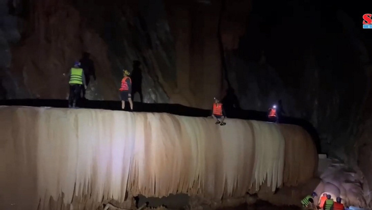 Hang động Sơn Nữ với khối thạch nhũ không khác gì bức rèm tràn xuống suối ngầm - Ảnh: M.P