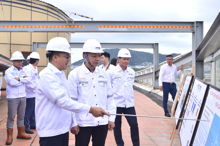 Đoàn Trường đại học Hàng hải Việt Nam đi tham quan cơ sở vật chất của Tổng công ty CP dịch vụ kỹ thuật dầu khí Việt Nam tại TP Vũng Tàu - Ảnh: N. KIÊN