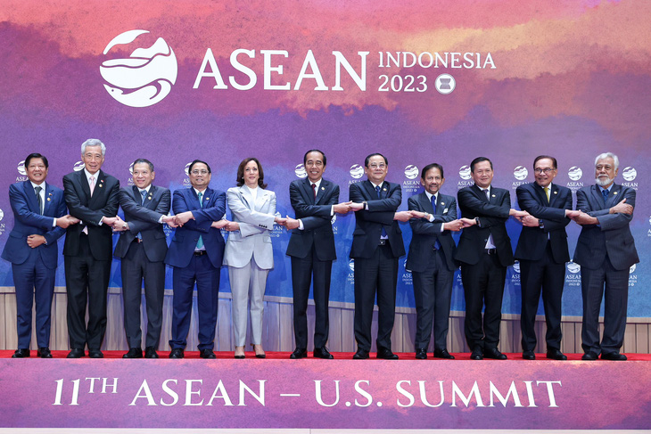 Các nhà lãnh đạo ASEAN chụp ảnh cùng Phó tổng thống Mỹ Kamala Harris (thứ 5 từ trái qua) trong Hội nghị cấp cao ASEAN - Mỹ lần thứ 11 tại Jakarta, Indonesia - Ảnh: NHẬT BẮC