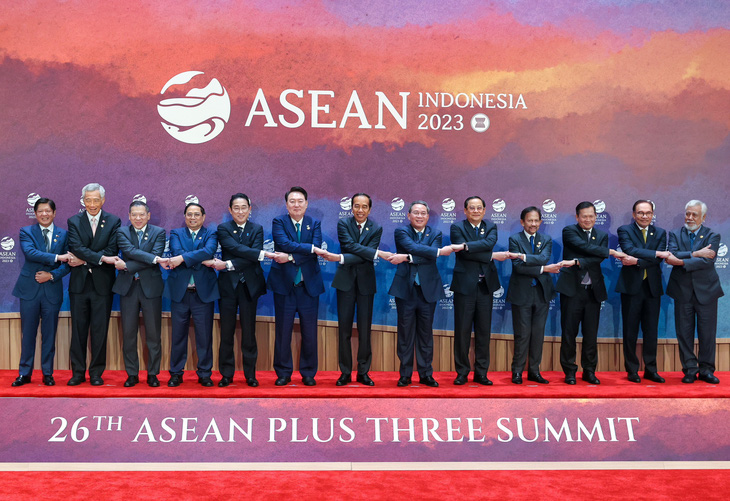 Các lãnh đạo ASEAN cùng lãnh đạo và đại diện Trung Quốc, Hàn Quốc và Nhật Bản tại Jakarta, Indonesia ngày 6-9 - Ảnh: NHẬT BẮC