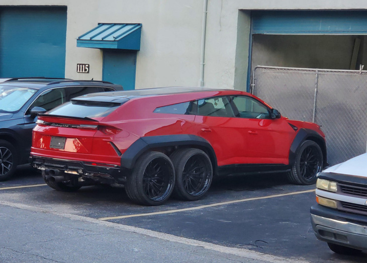 Lamborghini Urus with 6 wheels captured and shared by a Reddit user - Photo: Reddit