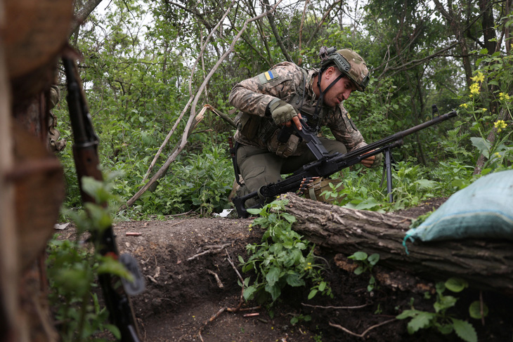 Xạ thủ Ukraine vào vị trí chiến đấu tại khu vực quanh thành phố Bakhmut hồi tháng 6-2023 - Ảnh: AFP