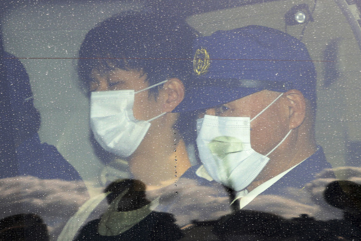 Cảnh sát Nhật Bản áp giải ông Ruyji Kimura hôm 17-4 - Ảnh: AFP