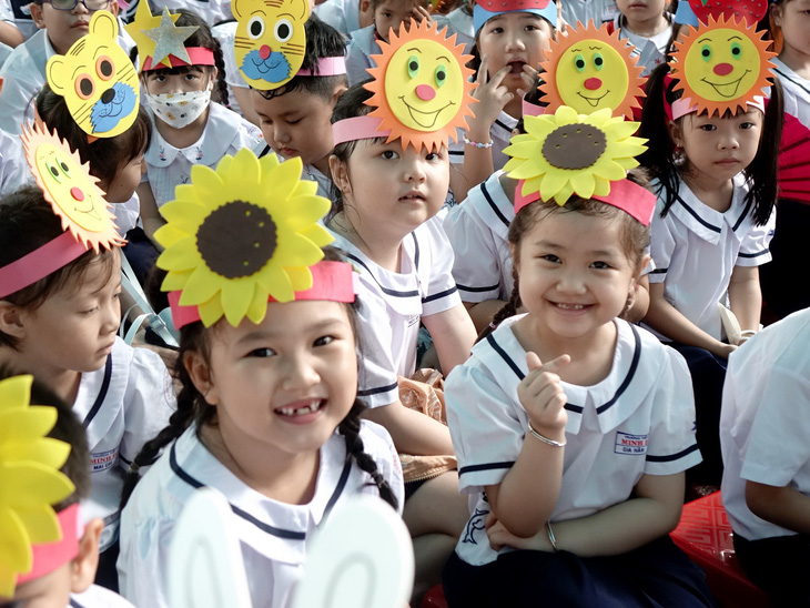 Niềm vui của học sinh lớp 1, Trường tiểu học Minh Đạo, quận 5, TP.HCM trong ngày khai giảng năm học mới 2023 - 2024 - Ảnh: NHƯ HÙNG