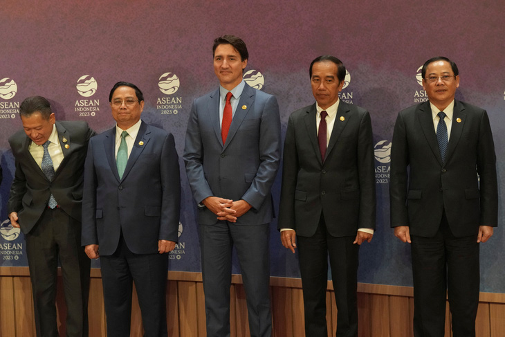Thủ tướng Phạm Minh Chính (thứ hai từ trái sang) và Thủ tướng Canada Justin Trudeau (giữa) - Ảnh: REUTERS