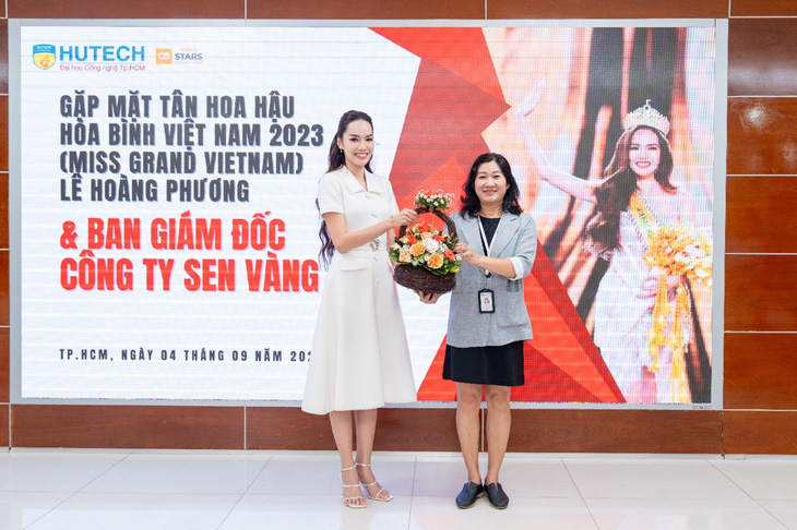 Nhân dịp về đăng ký học thạc sĩ, hoa hậu Hoàng Phương tặng hoa tri ân thầy cô