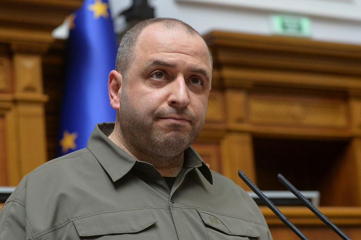 Ông Rustem Umerov, tân bộ trưởng quốc phòng, phát biểu trước Quốc hội Ukraine ngày 6-9 - Ảnh: REUTERS