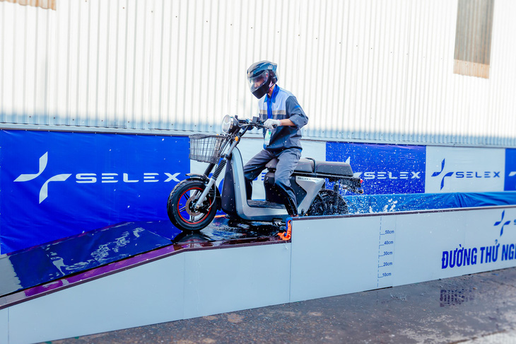 Chạy thử mẫu xe điện của Selex Motors - Ảnh: T.K.