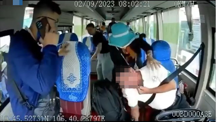 Hành khách gọi xe cấp cứu khi thấy tài xế N.T.B. bị đột quỵ khi đang lái xe chở khách từ TP.HCM đến thị xã La Gi (Bình Thuận) vào sáng 2-9 - Ảnh cắt từ đoạn video camera hành trình trên xe Vinh Hoa ghi lại