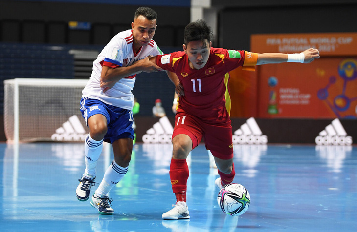 Đội trưởng Trần Văn Vũ (phải) trong trận gặp Nga ở World Cup futsal 2021 - Ảnh: GETTY IMAGES 