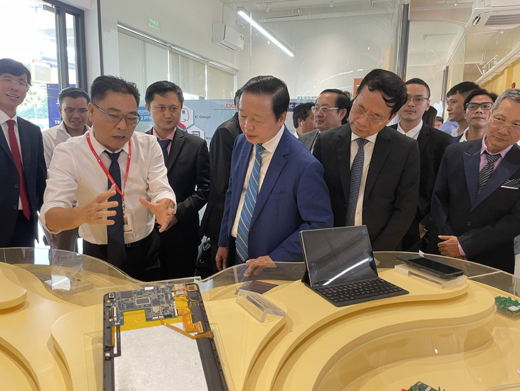 Phó thủ tướng Trần Hồng Hà và các đại biểu tham quan Trung tâm Điện tử và vi mạch bán dẫn tại TP.HCM - Ảnh: N.HIỂN