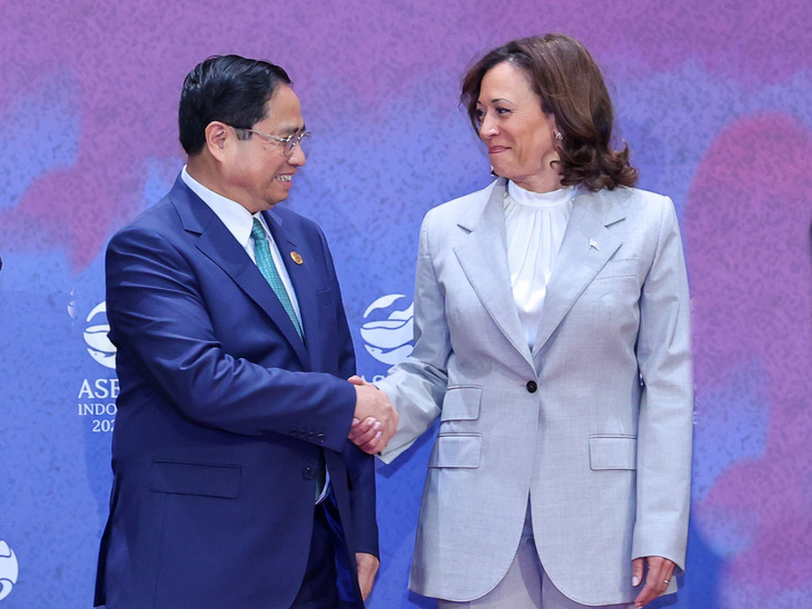 Thủ tướng Phạm Minh Chính gặp Phó tổng thống Mỹ Harris tại Hội nghị cấp cao ASEAN - Ảnh: NHẬT BẮC