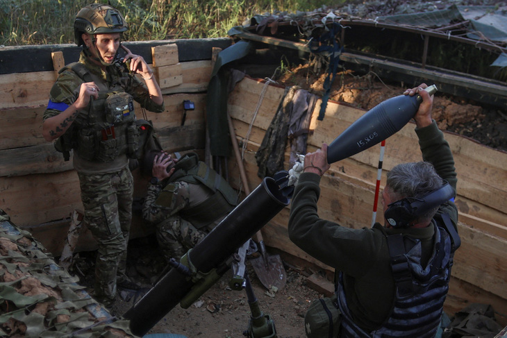 Binh sĩ Ukraine bắn súng cối về phía quân Nga tại vị trí gần tiền tuyến ở vùng Zaporizhzhia, đông nam Ukraine, hôm 4-9 - Ảnh: REUTERS