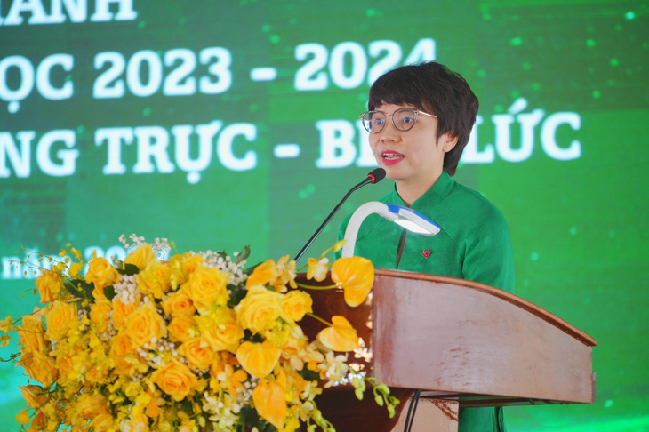 Đại diện VPBank phát biểu tại lễ khánh thành bàn giao công trình Trường trung học phổ thông Nguyễn Trung Trực - Bến Lức - Ảnh: VPB
