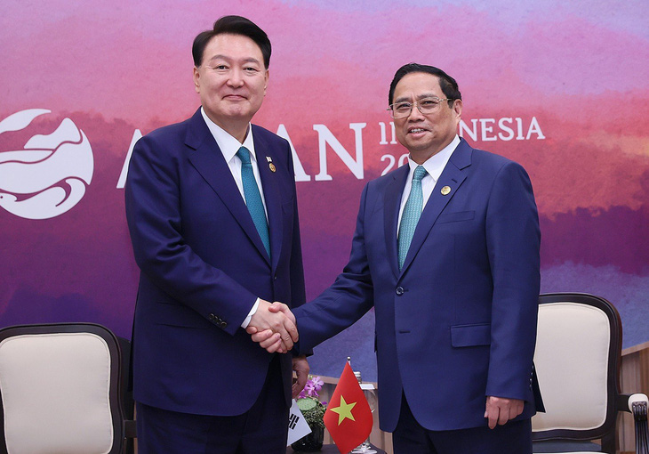 Thủ tướng Phạm Minh Chính gặp Tổng thống Hàn Quốc Yoon Suk Yeol tại Hội nghị cấp cao ASEAN - Ảnh: DƯƠNG GIANG