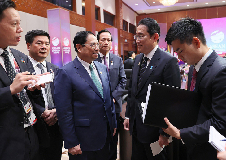 Thủ tướng Phạm Minh Chính gặp Thủ tướng Nhật Bản Kishida Fumio tại Hội nghị cấp cao ASEAN - Ảnh: DƯƠNG GIANG