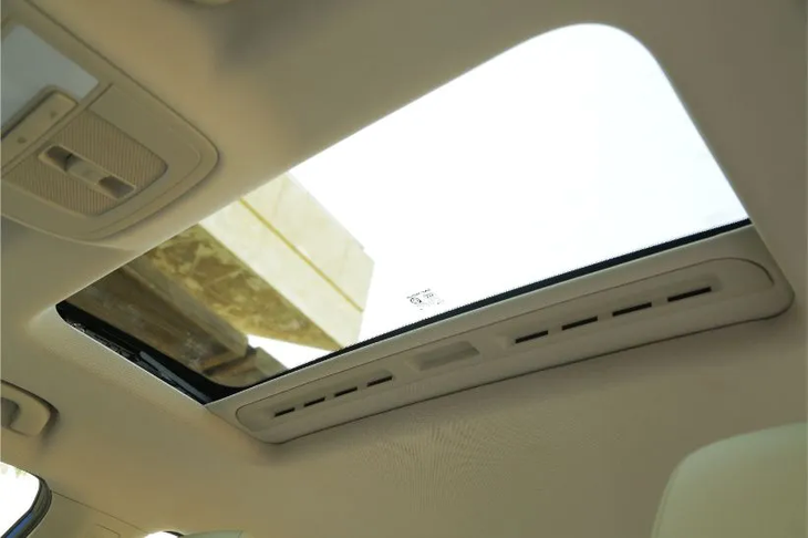 Nội thất vẫn chưa được tiết lộ. Còn khoang cabin của MG5 thế hệ thứ 2 ở Trung Quốc được trang bị vô-lăng dạng D-Cut tích hợp đầy đủ các phím chức năng. Bản số sàn được bố trí ghế nỉ, có thể chỉnh tay 4 hướng. Hệ thống giải trí hiển thị trên màn hình 8 inch, kết nối Apple Carplay/Android Auto, đi cùng dàn âm thanh đầu ra 4 loa - Ảnh: MG