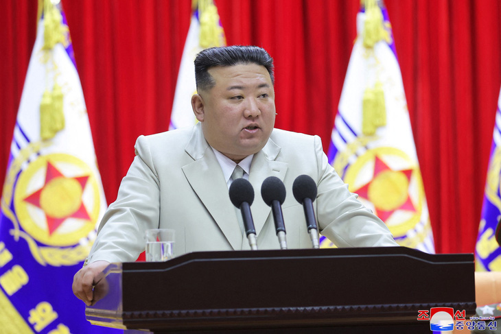 Nhà lãnh đạo Triều Tiên Kim Jong Un phát biểu tại Bộ Tư lệnh Hải quân Quân đội Nhân dân Triều Tiên (KPA) nhân Ngày Hải quân năm 2023 - Ảnh: KCNA