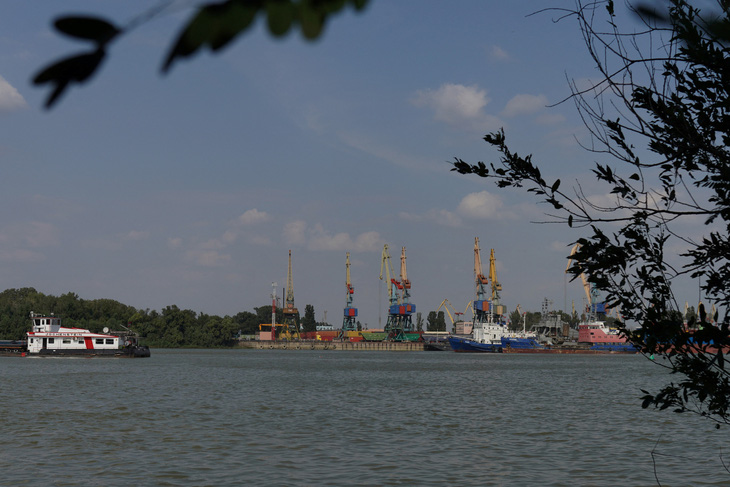 Khu vực cảng Izmail, Ukraine nhìn từ phía làng Plauru, Romania - Ảnh: REUTERS