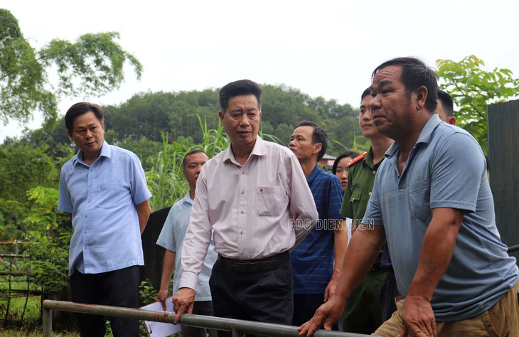 Đoàn công tác của Sở Y tế kiểm tra khu vực nguồn nước bị nghi ngờ ô nhiễm tại bản Co Pục, xã Hua Thanh, huyện Điện Biên - Ảnh: Sở Y tế Điện Biên