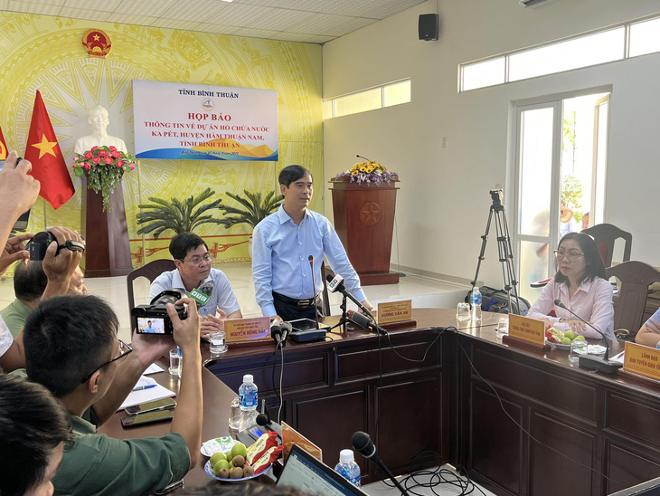 Bí thư Tỉnh ủy Bình Thuận Dương Văn An phát biểu mở đầu buổi họp báo - Ảnh: TIẾN LONG